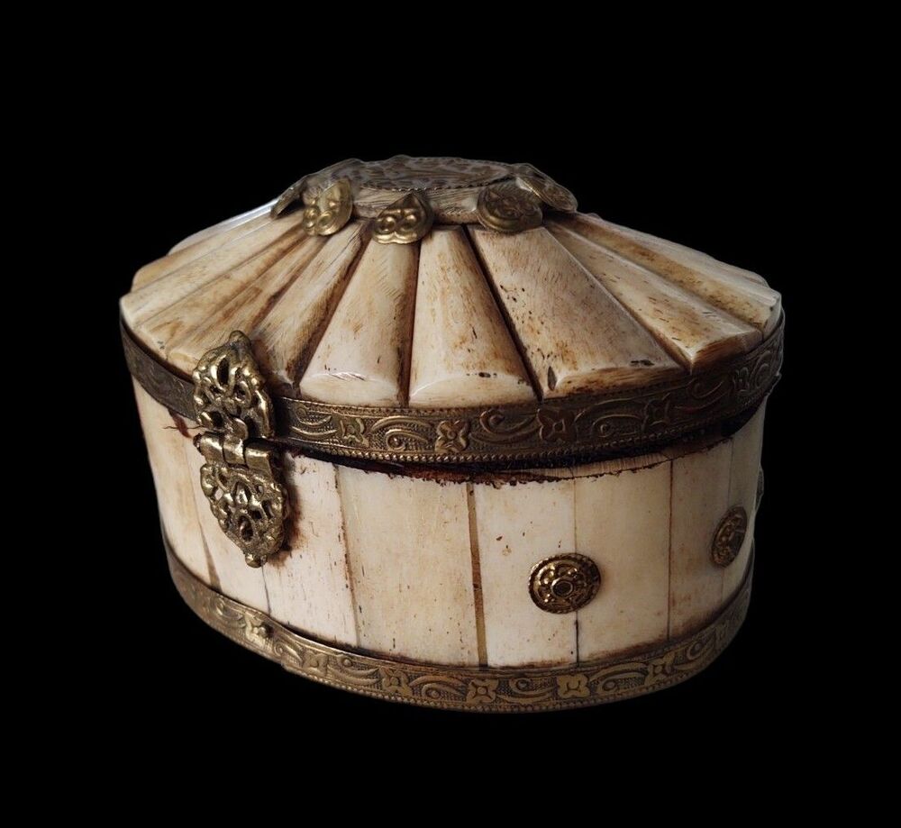 Hand Carved circa 1950 Inlay Artisan Trinket Box with Brass Hardware
